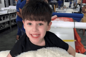 Criança sorrindo com pelúcia